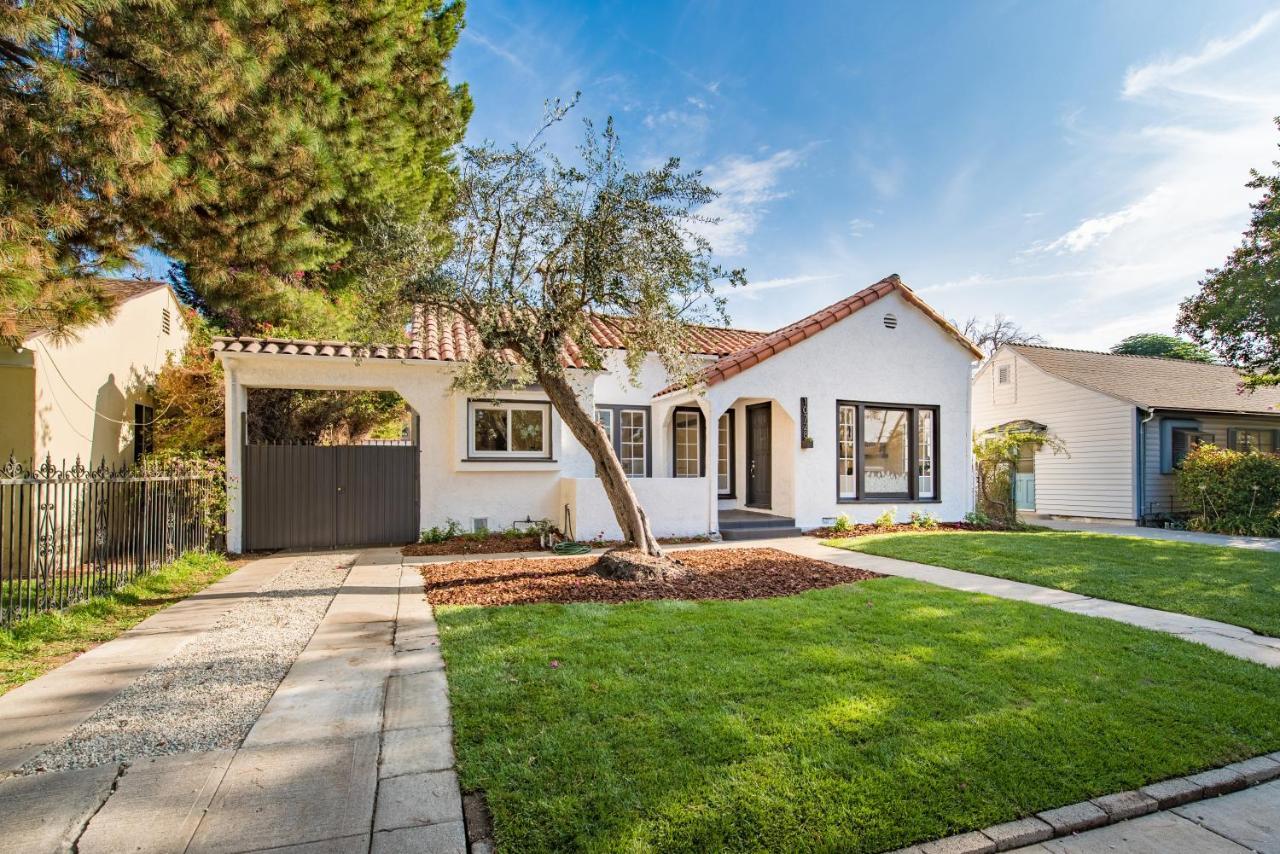 Luxurious Studio City Home Лос-Анджелес Экстерьер фото
